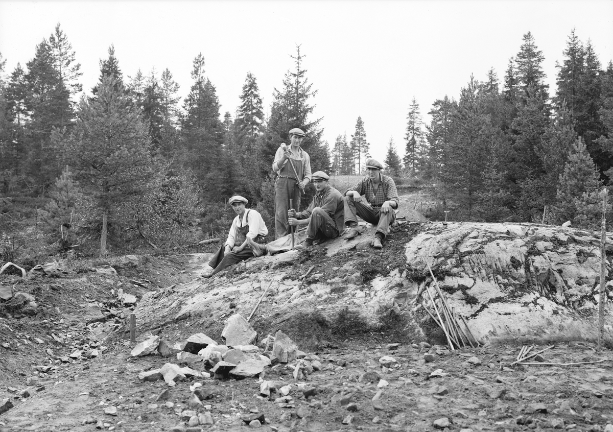Under det sena 1920-talet anlades vägen mellan Svinhult och Bruzaholm. Några som bidrog till den nya bekvämligheten var bröderna Helmer, Anders och Edvard Holmqvist. Den fjärde mannens identitet har inte kunnat styrkas.