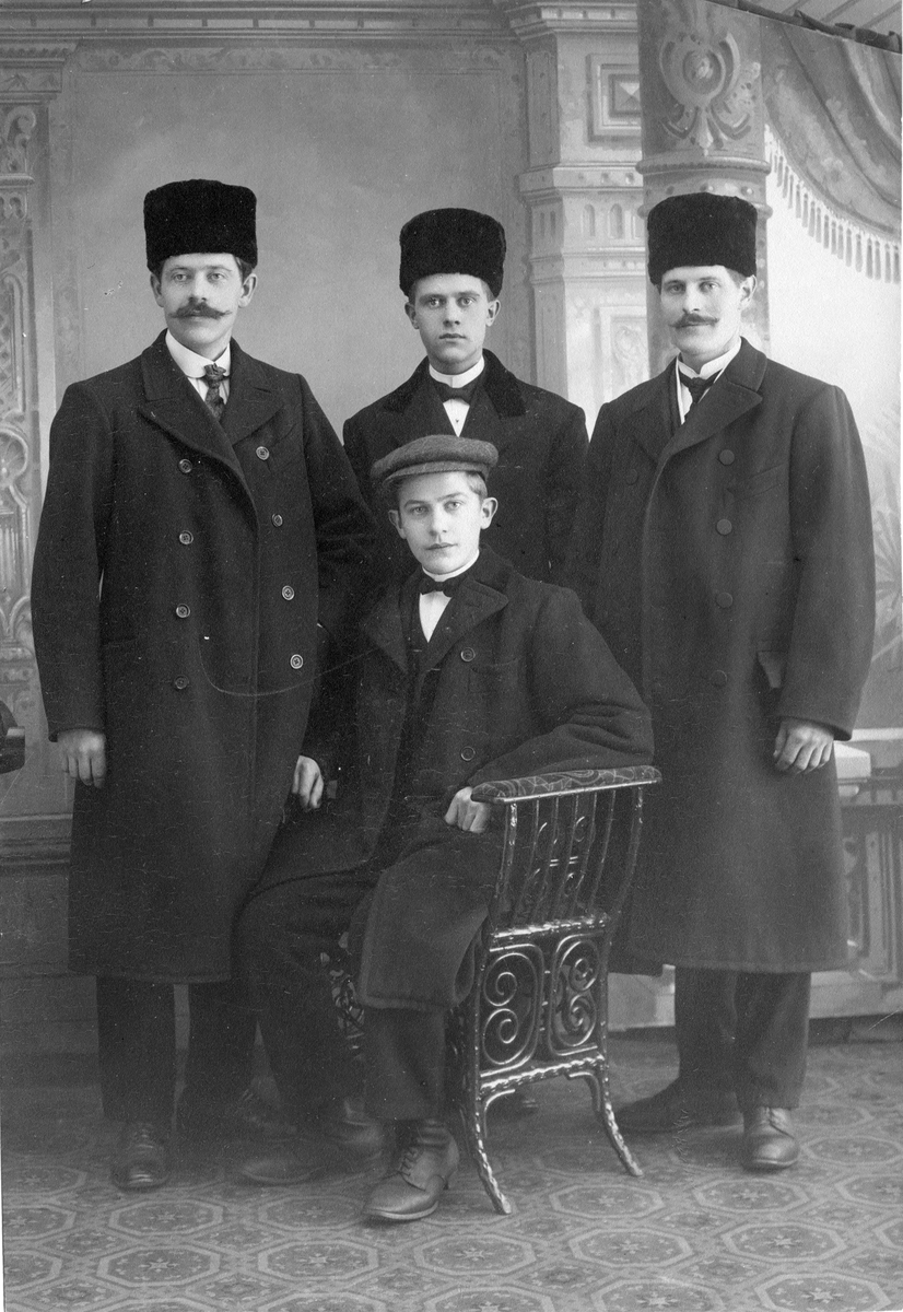 Osmann Lømo, Henrik Lømo (jr.), Alf Lømo og Botolf Lømo  sittende foran.