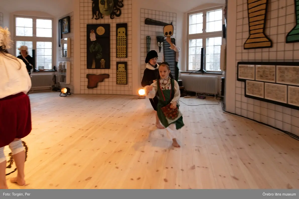 Bilder från en dans performance – Genius Loci - skapad av Jan Håfströms sambo Lotta Melin för detta tillfälle, vid invigningen av Jan Håfsträms utsällningen "Barnet i tornet".