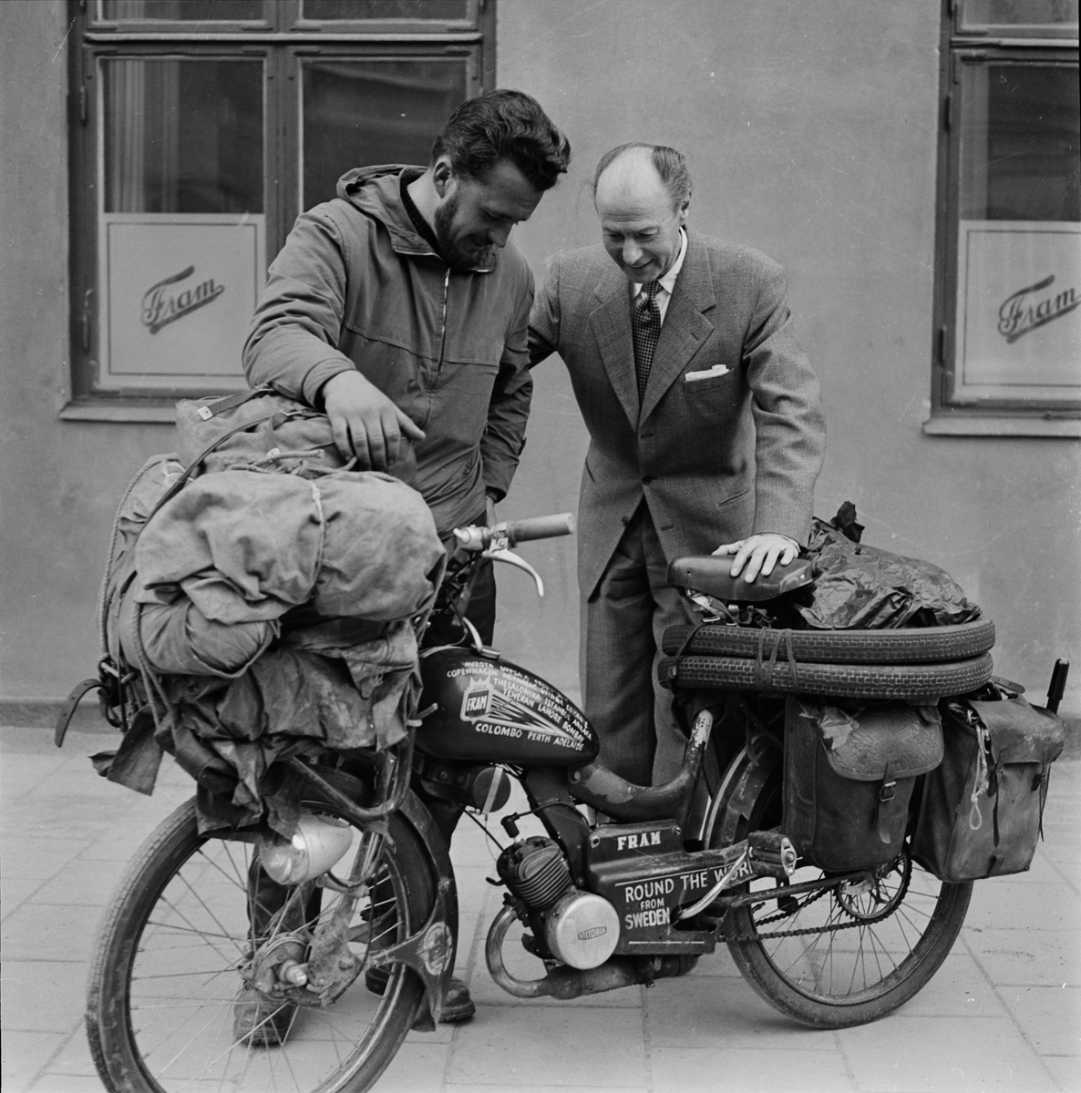 "Jordenruntfararen Frans Krenek med sin moped", Uppsala 1957