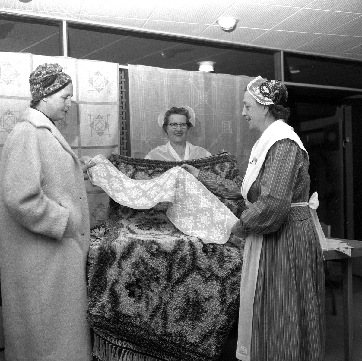 Textilutställning i Hantverkshallen.
30 september 1958.