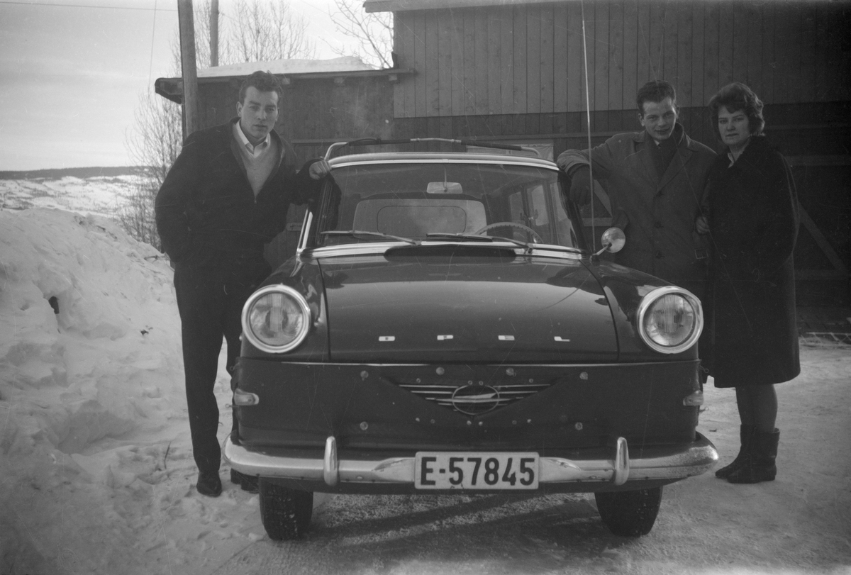 Opel Rekord E-57845 med tre personer