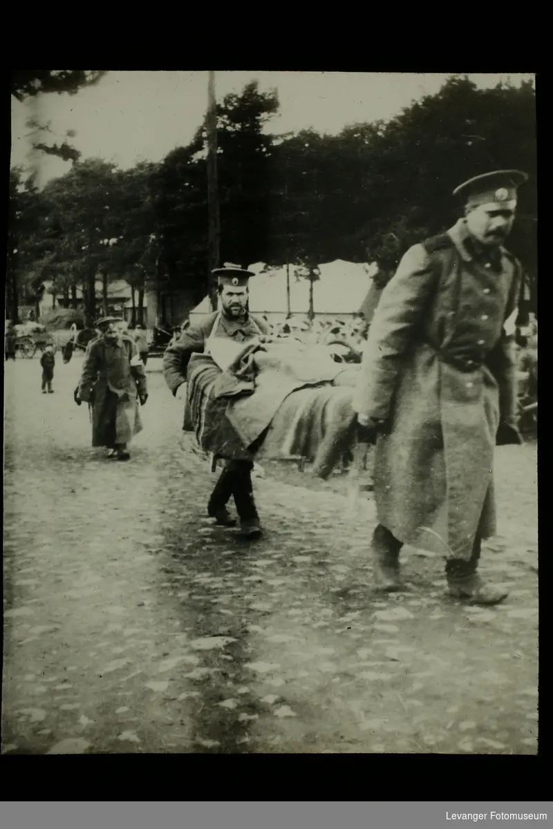 To soldater bærer en sykebåre under den 1.verdenskrig.