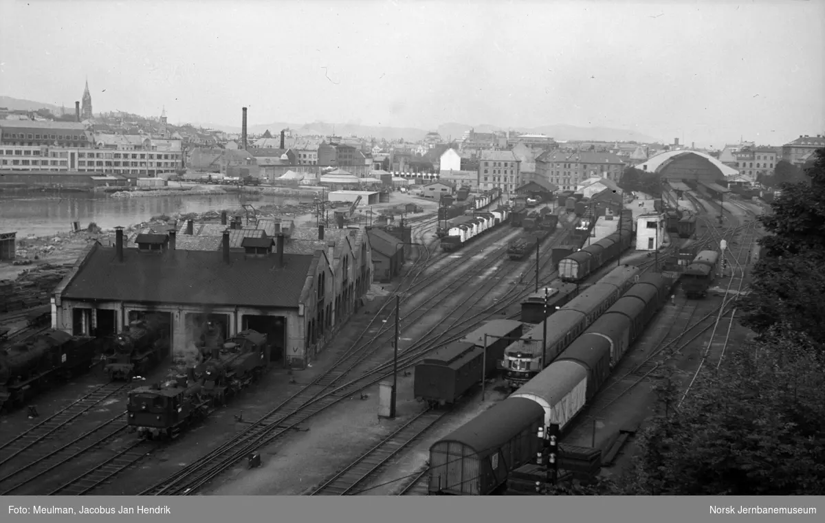 Lokomotivstallen på Bergen stasjon med driftsklare damplokomotiver type 25, 32 og 33.