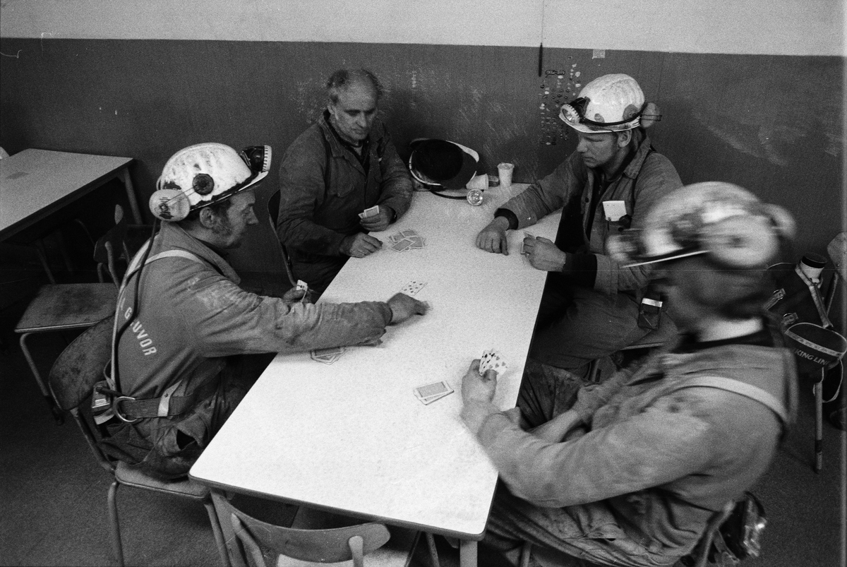 Raslastare Tore Norbäck och okända gruvarbetare spelar kort under lunchrasten, Dannemora Gruvor AB, Dannemora, Uppland september 1988