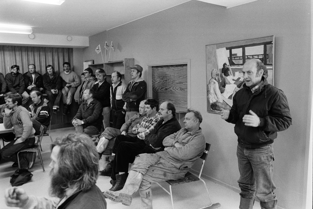 Strejkmöte mellan fackets ombudsmän och gruvarbetare i f. d. matsalen i gruvstugan, Dannmeora Gruvor AB, Dannemora, Uppland september 1988