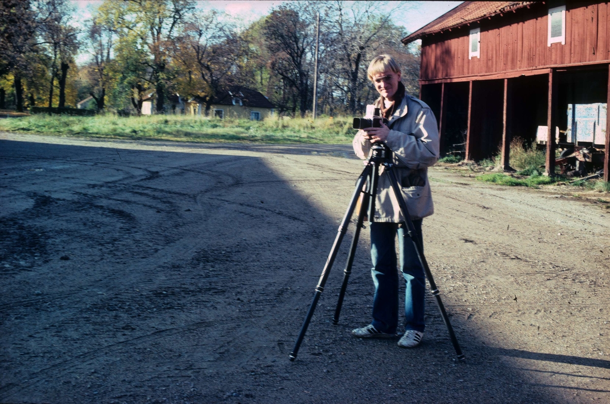 Fotograf Bengt Fredén från Upplandsmuseet fotograferar i samband med samtidsundersökning av Hacksta gård, Enköpings-Näs socken, Uppland 1981 - 1982