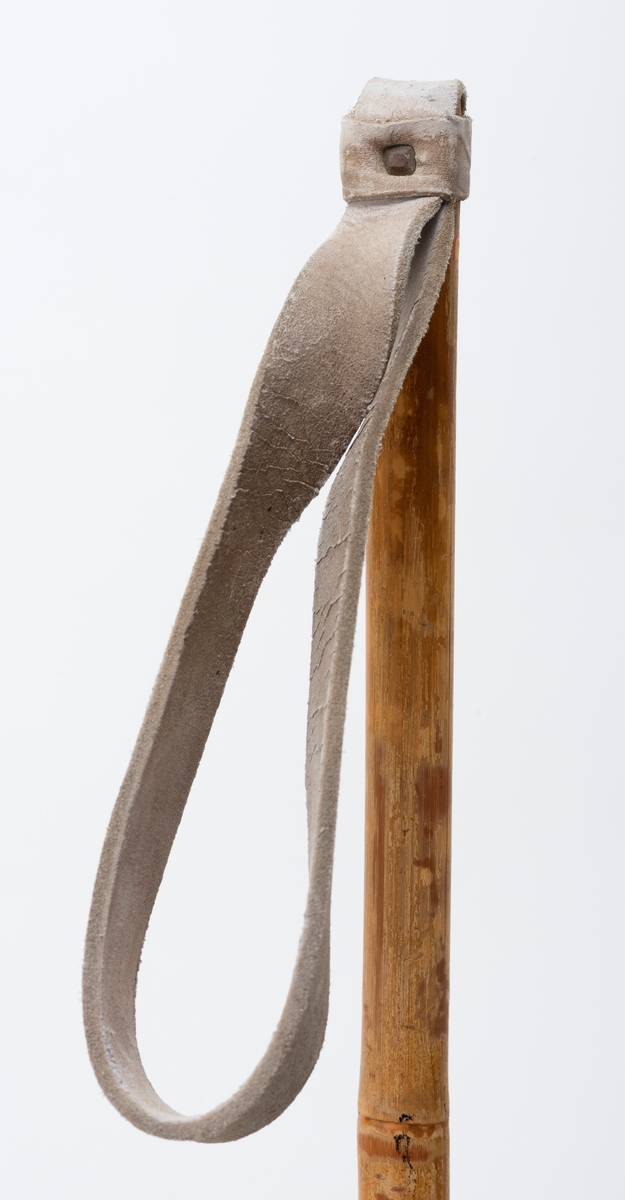 Stavene er av bambus, med messingholk nedesrt under trinsa. Trinseringen holdes sammen av to skinnremseri korsform. I krysningspunktet er staven tredd gjennom. Handreimene er av skinn og festet til toppen av staven med en gjennomgående mutterskrue. 
