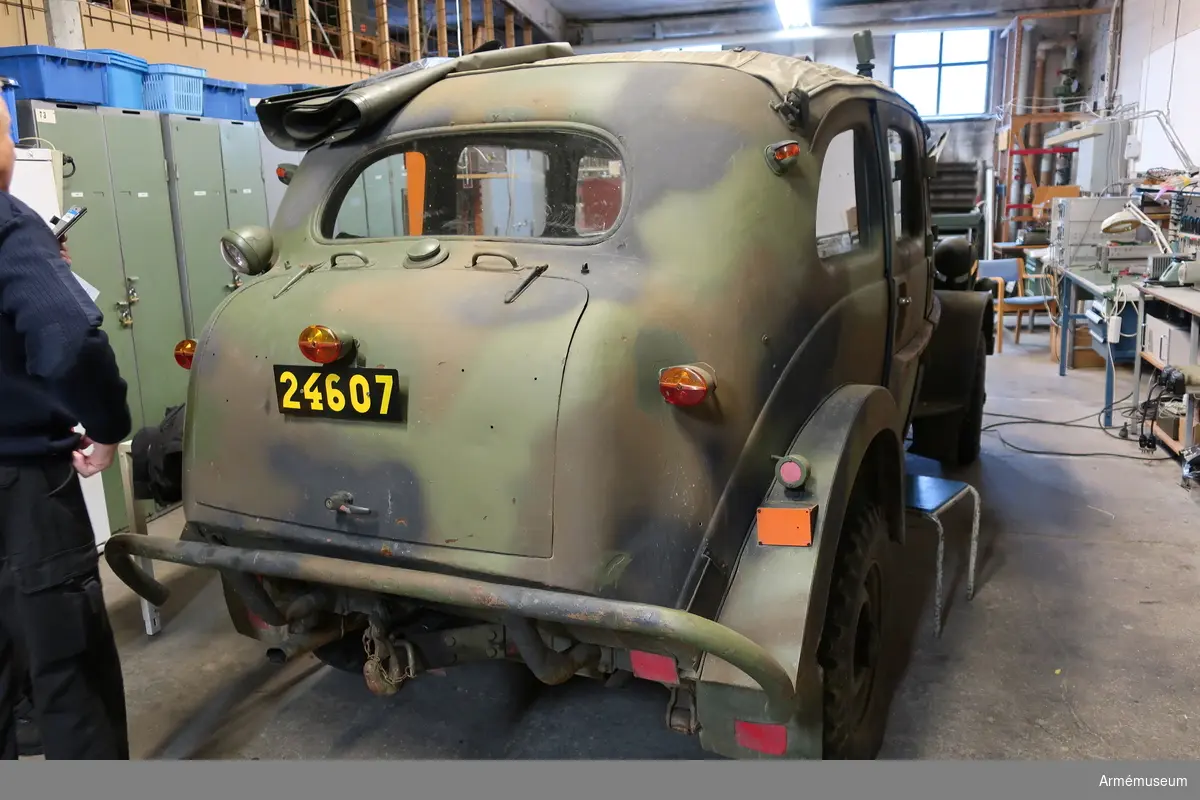 Volvo TPV m/1943. Fyra-dörrars kupé med öppet tak.
Tillbehör: saknas