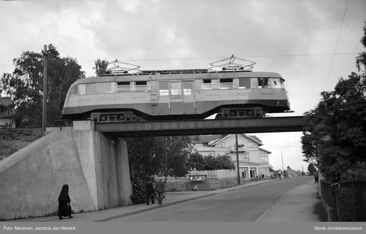 En av Ekebergbanens elektriske sporvogner i serien 1018-1023, til daglig kalt 'Brown-vogner' (NEBB-motorer), på broen ved Sæter, underveis til Ljabru.
