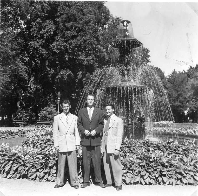 Tre kostymklädda män framför fontänen i Rådhusparken i Jönköping.