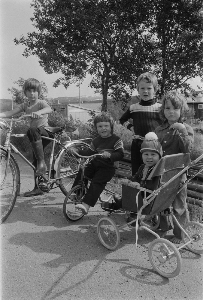 Leirfjord, Leland. Barn på sykkel og i sportsvogn. Navnene er ukjente.
Bildet fra Helgeland Arbeiderblad sin sommerpatrulje.
Finnes også som VBH.F.2011-010-0054