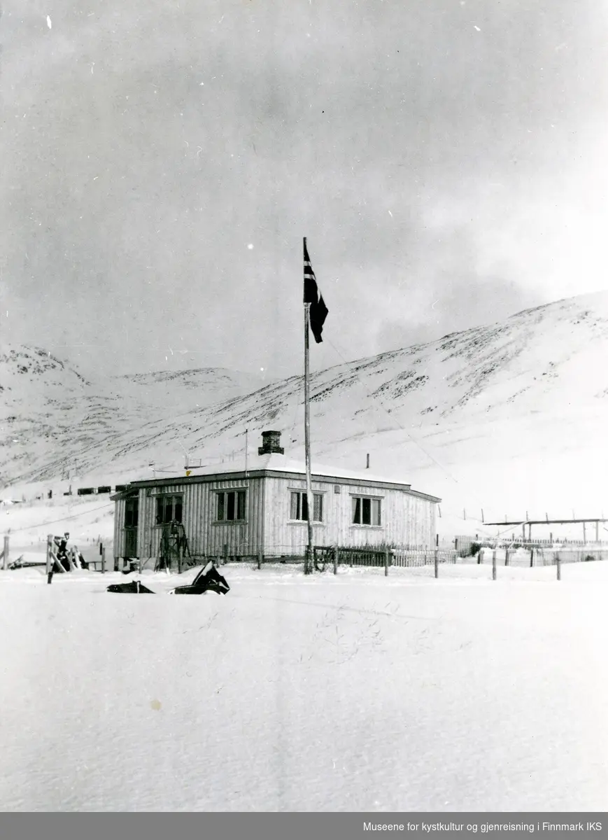 Nordvågen. Posthusbrakka med flagge til topps. Vinter 1946-47.