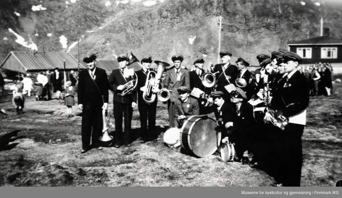 Nordvågen. Musikk-korpset klar til 17. mai-feiring. Musikkerne står oppstilt med sine instrumenter til fotografering. 17.05.1946 eller 1947.