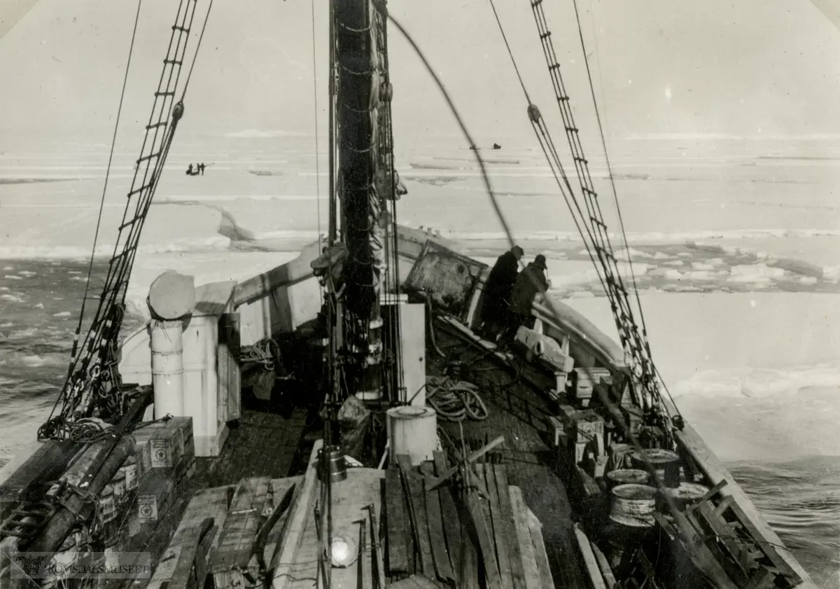 Ellsworth-ekspedisjonen 1933-1935. Fra Magnus Johannessens fotoalbum. Magnus Johannessen fra Ålesund var med i mannskapet ombord i ekspedisjonsskipet Wyatt Earp (eks-Fanefjord) på de to første ekspedisjonsturene til Antarktis.