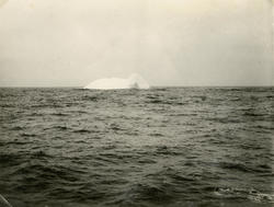 "Det første isfjeld i sydishavet. 1934". Ellsworth-ekspedisj