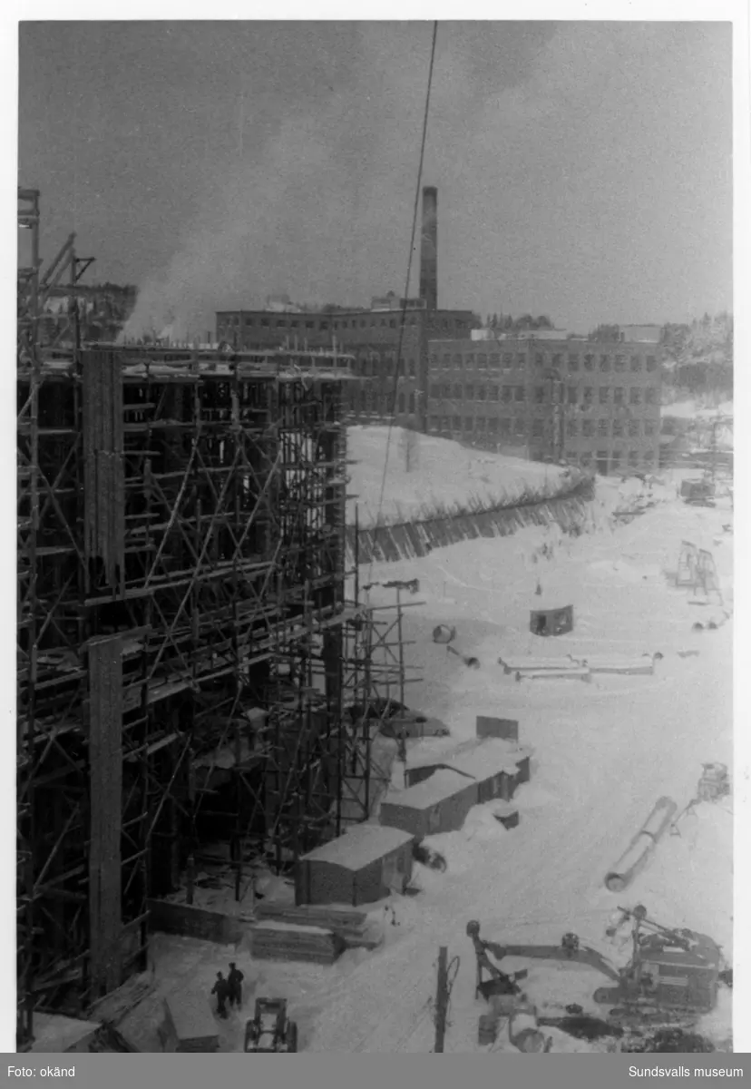 Byggnationen av tidningspappersbruket vid Ortvikens sulfitfabrik.