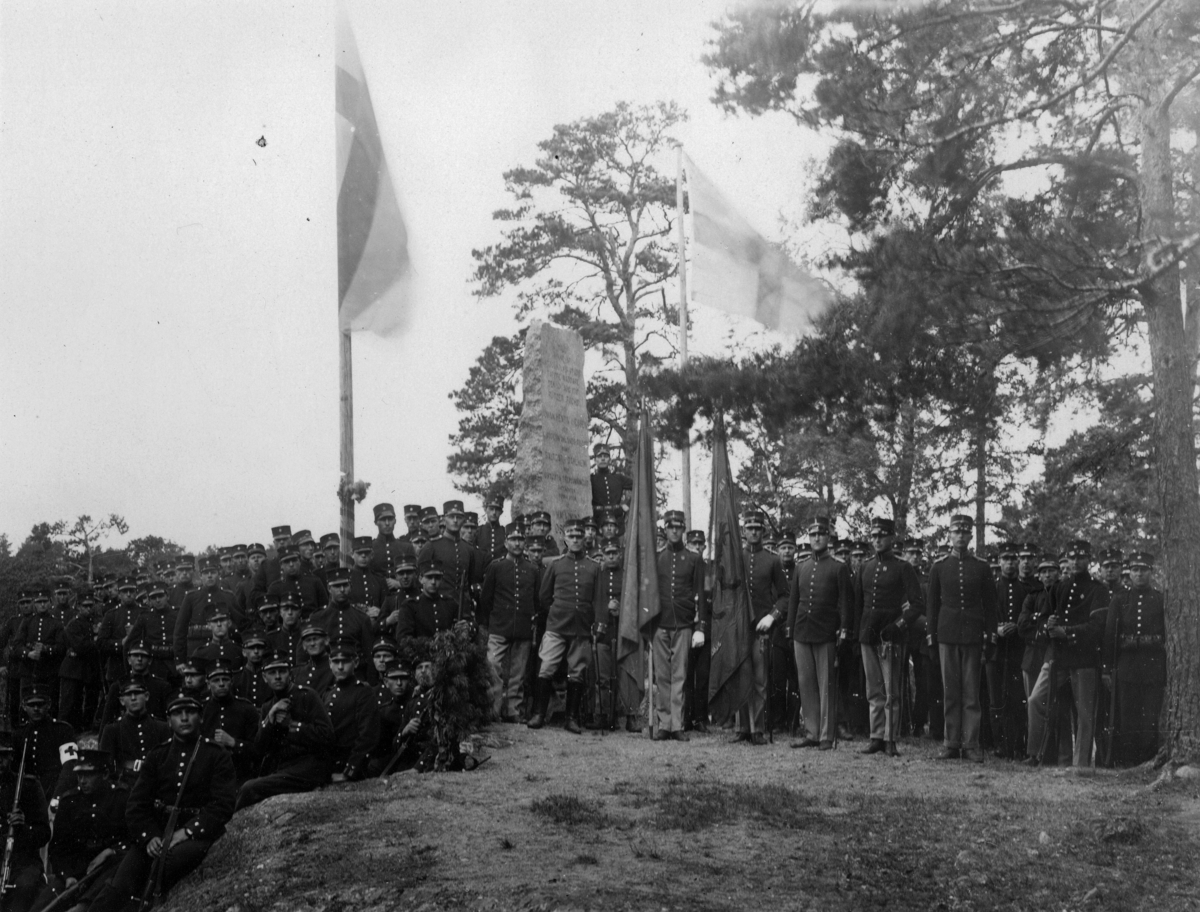 Soldater och befäl vid minnesstenen