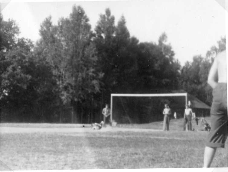 Amerikansk fotboll på Åsavallen i Gränna. I bakgrunden ett fotbollsmål och dansbanan.