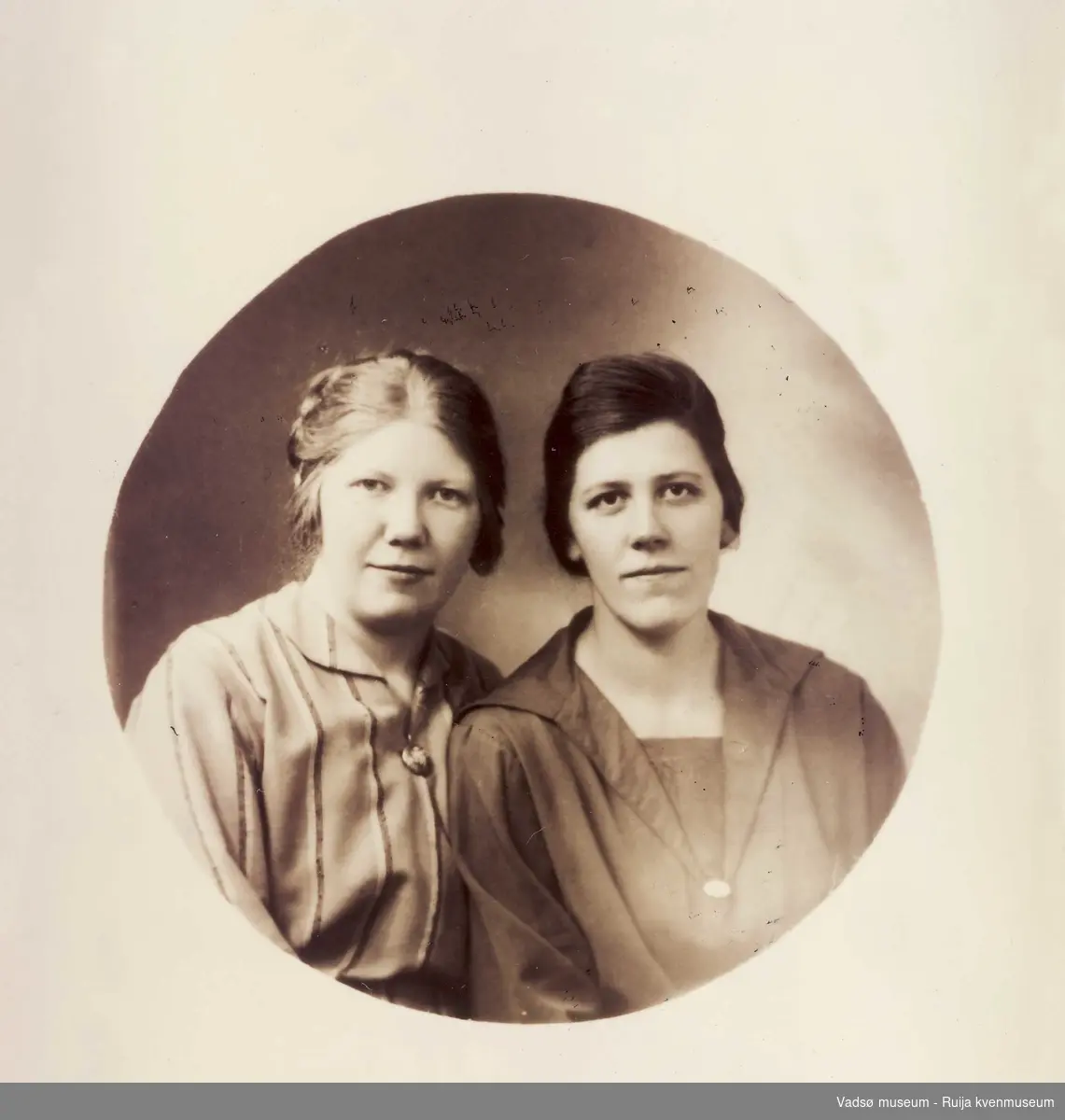 Ukjent kvinne til venstre, til høyre Agnes Maria Berger. ca 1920.