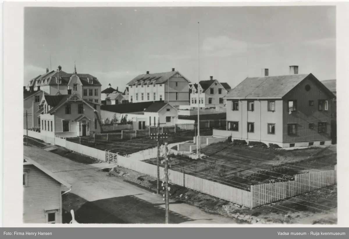 Oscarsgate i Vadsø, 1930-tallet. Dr. Skogsholms hus nærmest til høyre i bildet.