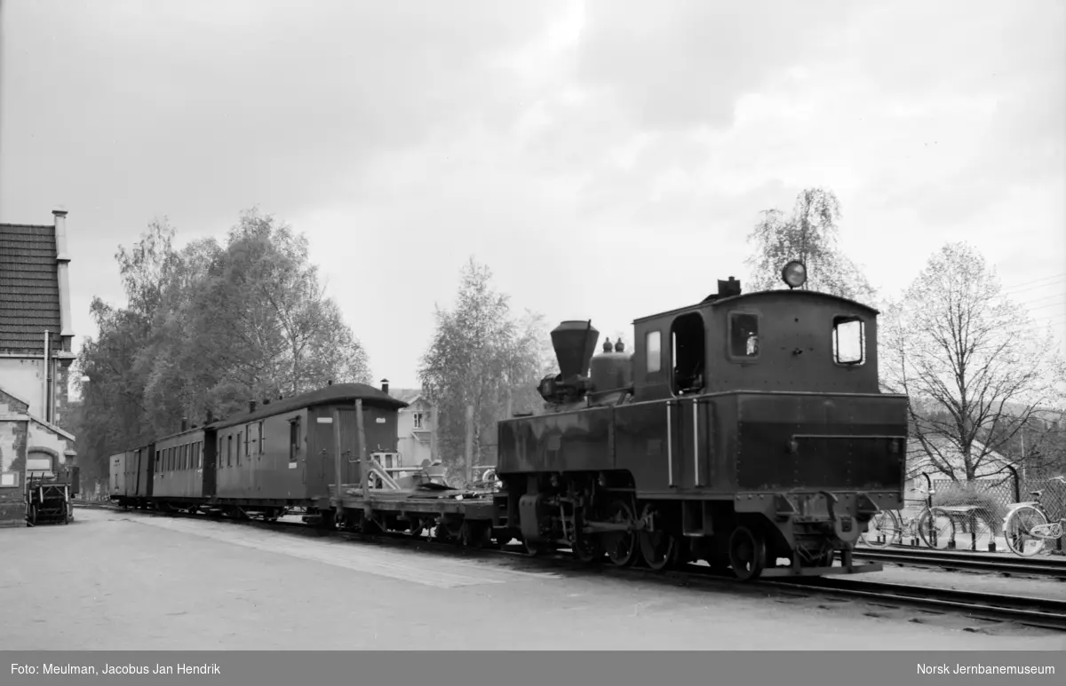 Damplokomotiv type XXIX nr. 7 Prydz med blandet tog til Bjørkelangen, tog 2075, på Sørumsand stasjon.
