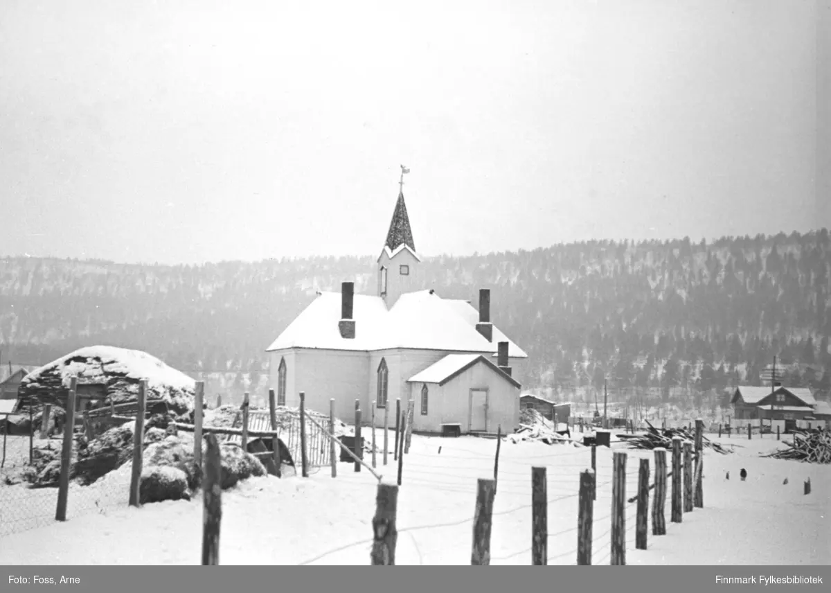 Karasjok gamle kirke under gjenreisningstid, fotografert februar-mars i 1947. Kirken er den eldste, gjenstående kirken i Finnmark, og var en av de få trebygningene som stod igjen etter at store deler av Finnmark ble brent ned under andre verdenskrig.