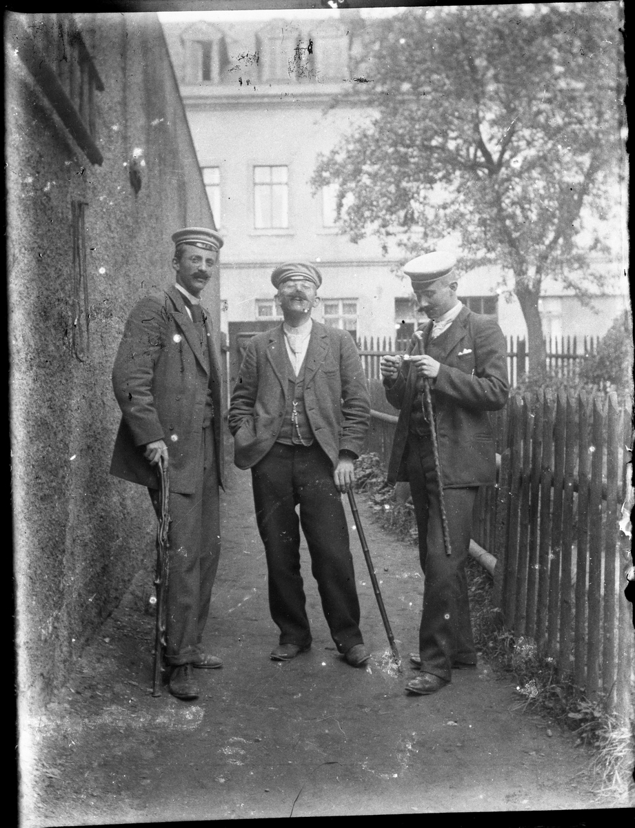 Unge menn med sangerlue, ca. 1890-tallet

Antatt fotosamling etter Anders Johnsen.