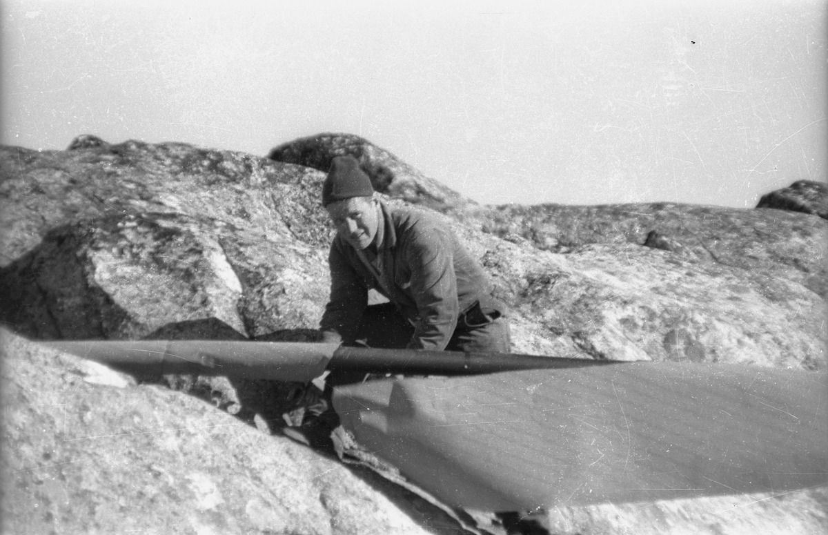 Ein mann isolerer røyr i samband med anleggsarbeid i Tyssedalsfjellet.