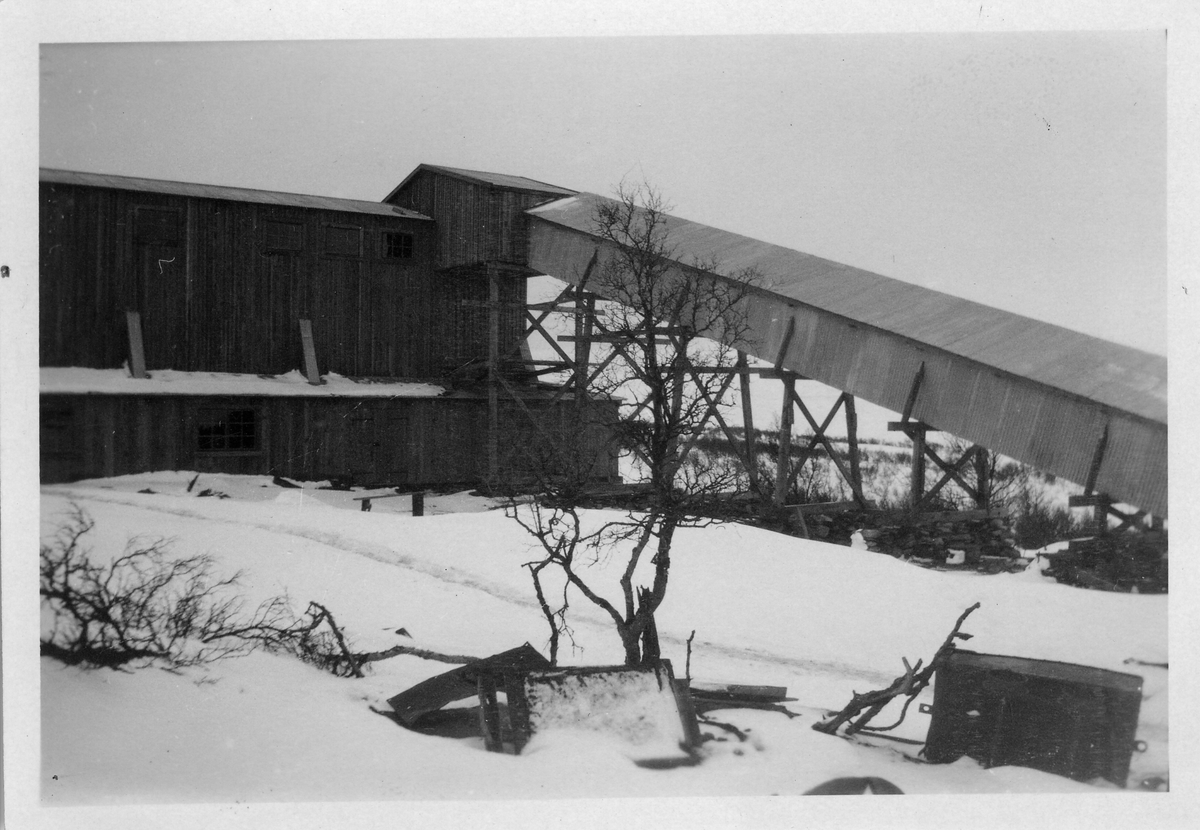 Gruvebebyggelse på Rødalen gruve, Røros. Skrått innebygd transportband som førte godset inn til grovknuse- og skeideanlegget