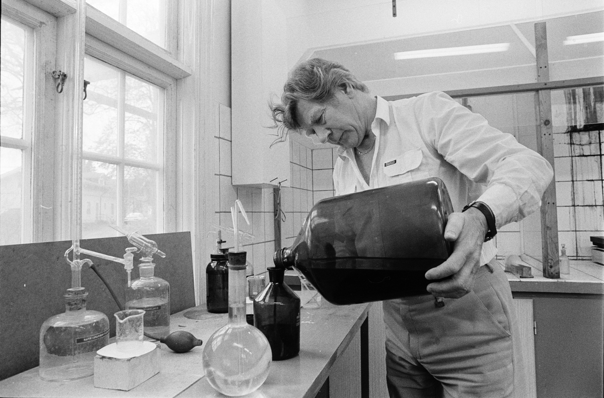 Karterare Alvar Berg i laboratoriet, "Gamla apoteket, Dannemora Gruvor AB, Dannemora, Uppland oktober 1991