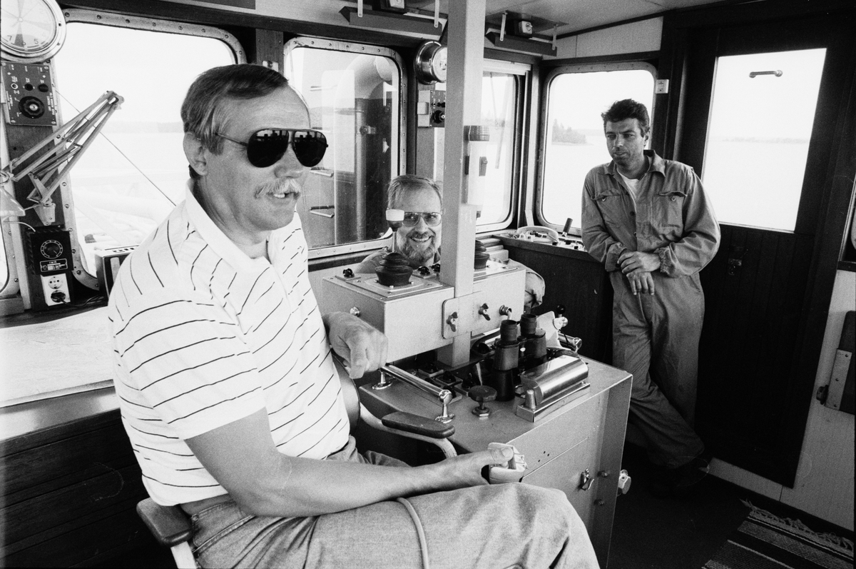 Befälhavare Gösta Hedberg, däcksman Jörgen Hellman och maskinchef Björn Ekfeldt i styrhytten på bogserbåten Järven, Hargshamn, Harg, Uppland augusti 1991
