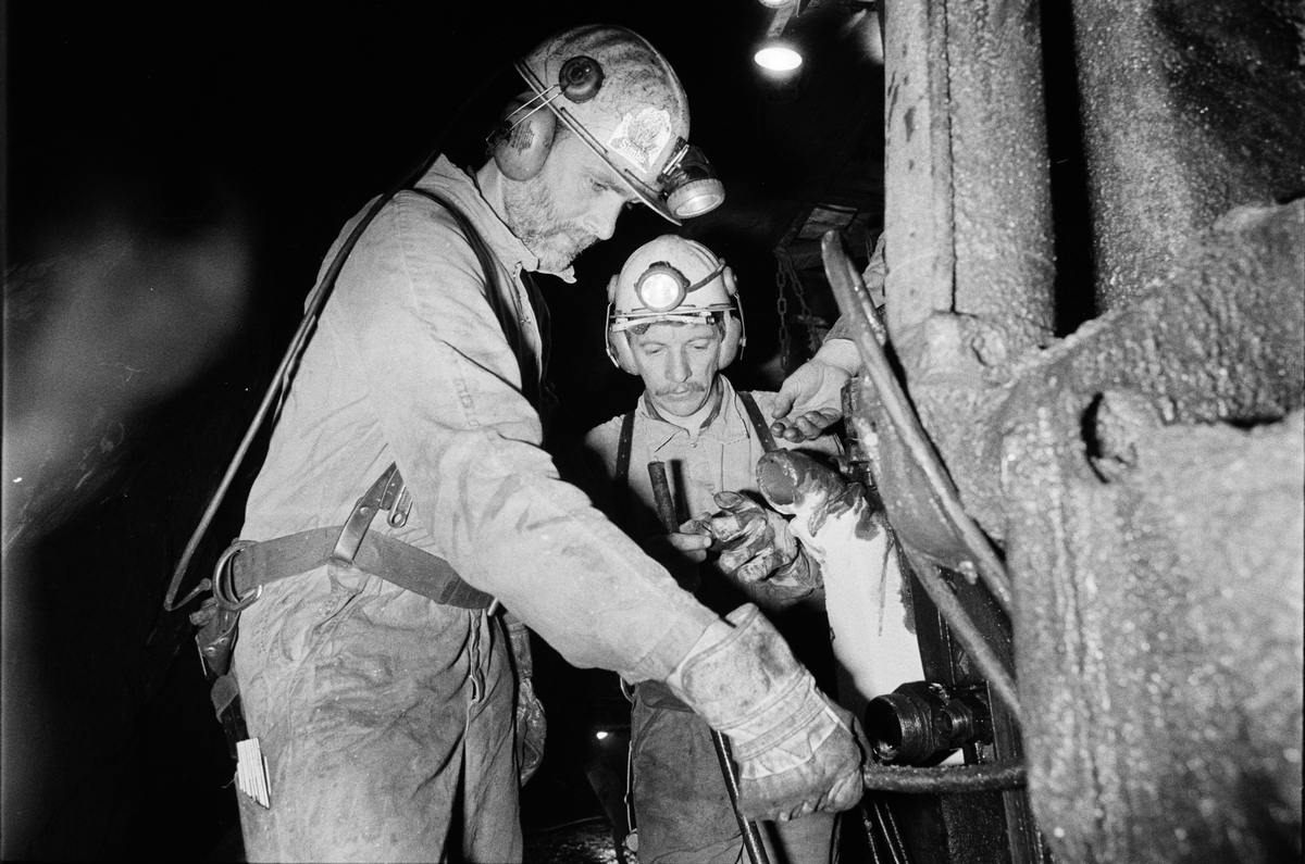 Reparatörerna Åke Lydh och Torbjörn Palmqvist har ryckt ut för att reparera ett långhålsborraggregat av märket Koponen på plats, gruvan under jord, 460-metersnivån, Dannemora Gruvor AB, Dannemora, Uppland oktober 1991