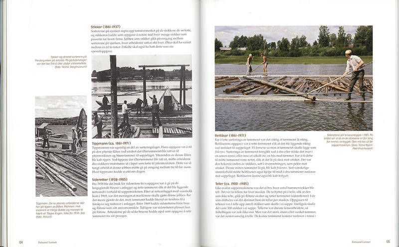 Foto av oppslåtte sider fra boka Stemmer fra elva.