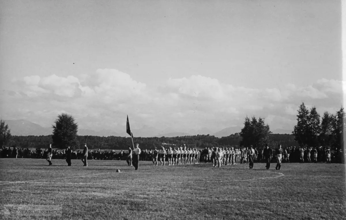 Bilder tatt i forbindelse med åpningen av Rivalbanen 04.09.1949. .Den gamle Rivalbanen lå der flyplassen på Årø ligger i dag.