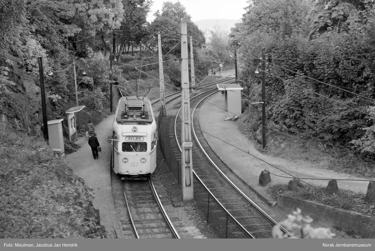 Ullern stasjon på Lilleaker-Østensjøbanen med sporvogn type "Gullfisk"nr. 167 til Avløs.