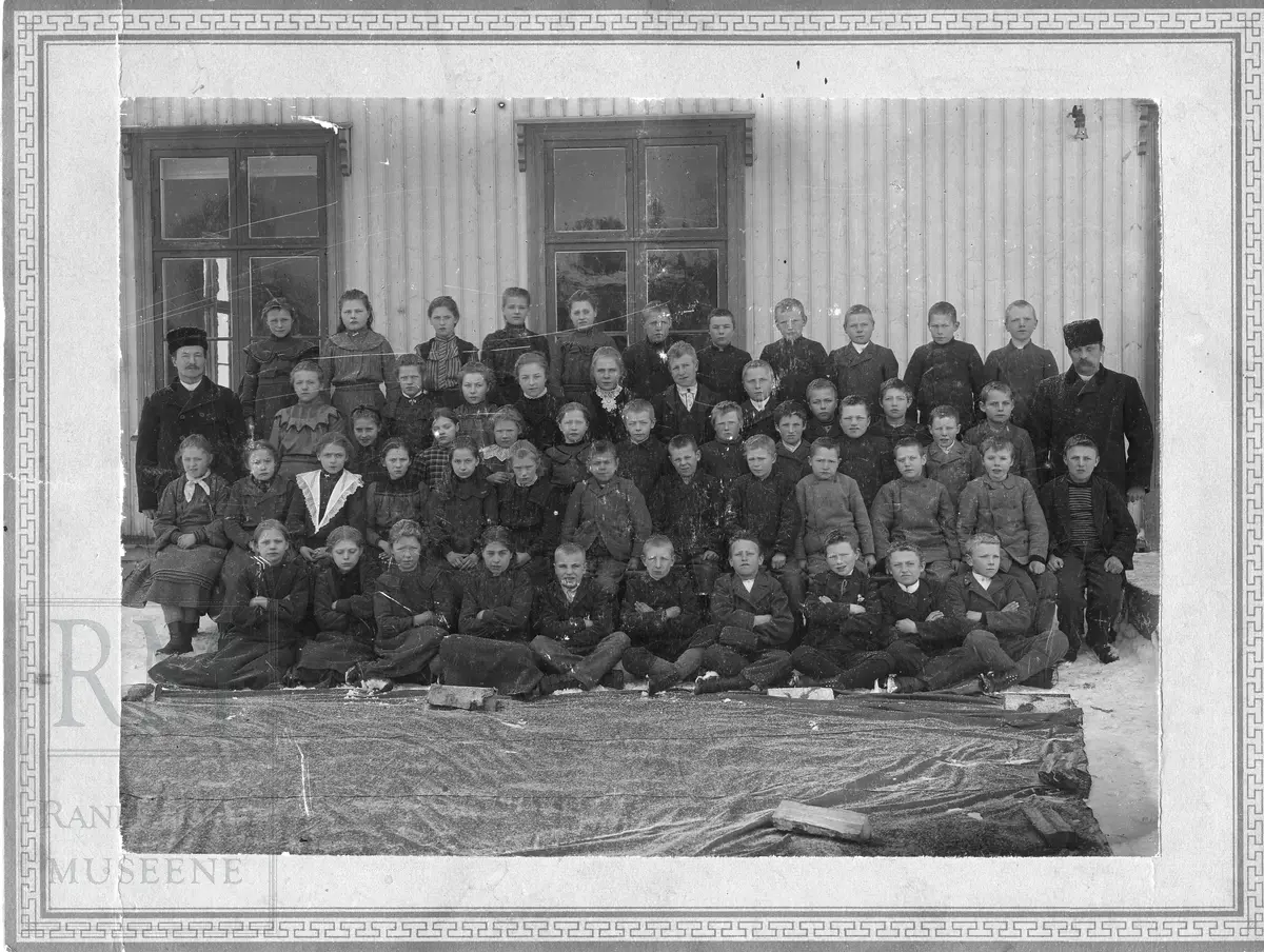Skolebilde fra Fredheim skole. 53 elever utenfor skolen.