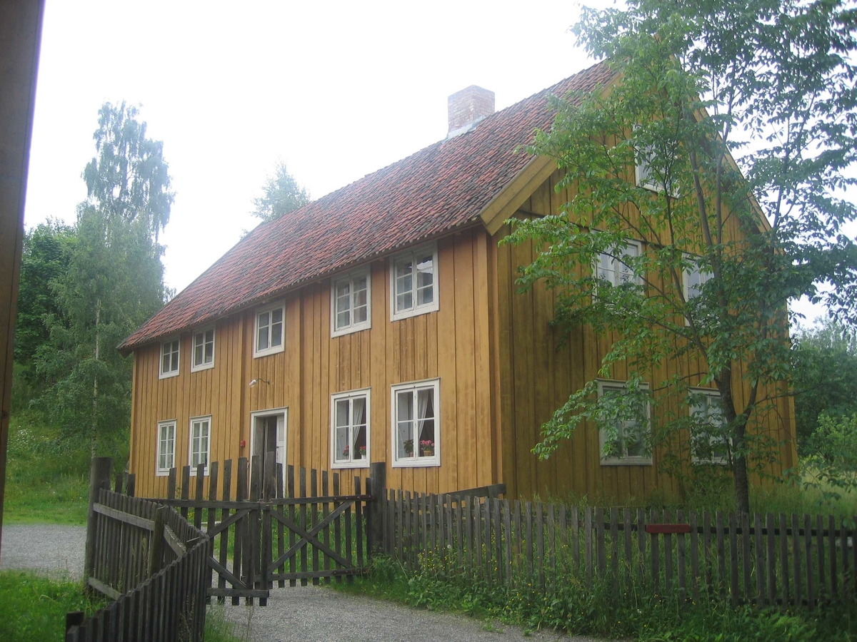 Oppført som føderådsbygning på Jørstad.