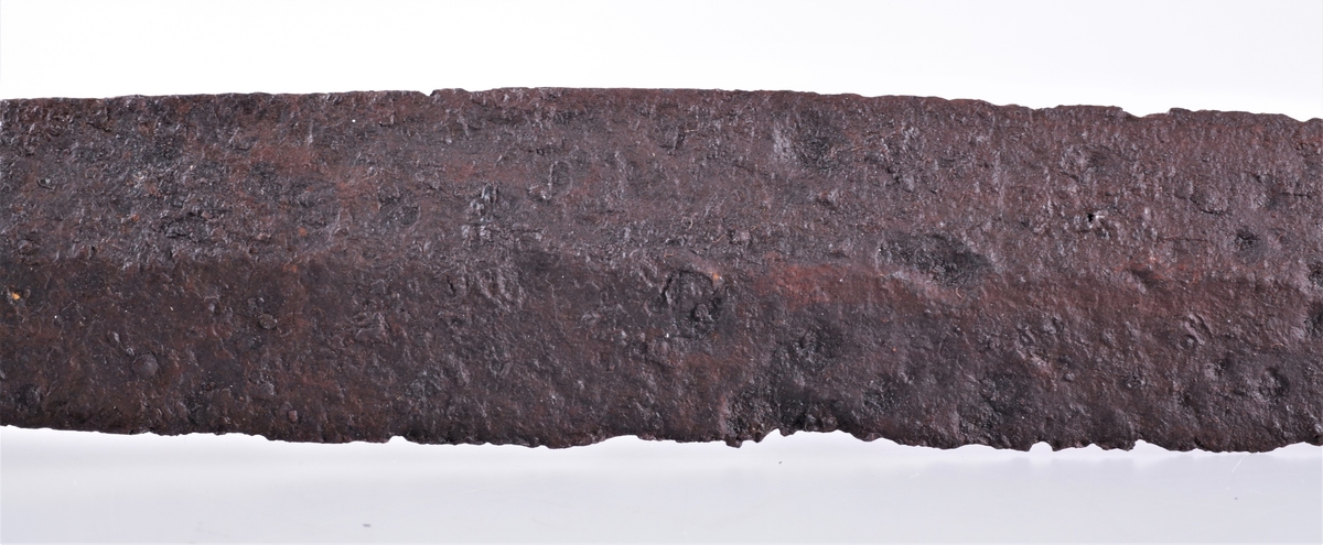 Spydspiss av jern av typen Rygh 517, men uten de innsmidde furer på falen. Gravfunn fra vikingetiden fra Dyste, Kolbu.
