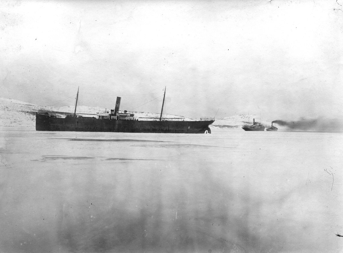 Dampskip på vei inn den islagte Bøkfjorden, Kirkenes. To skip til ses lengere ut.