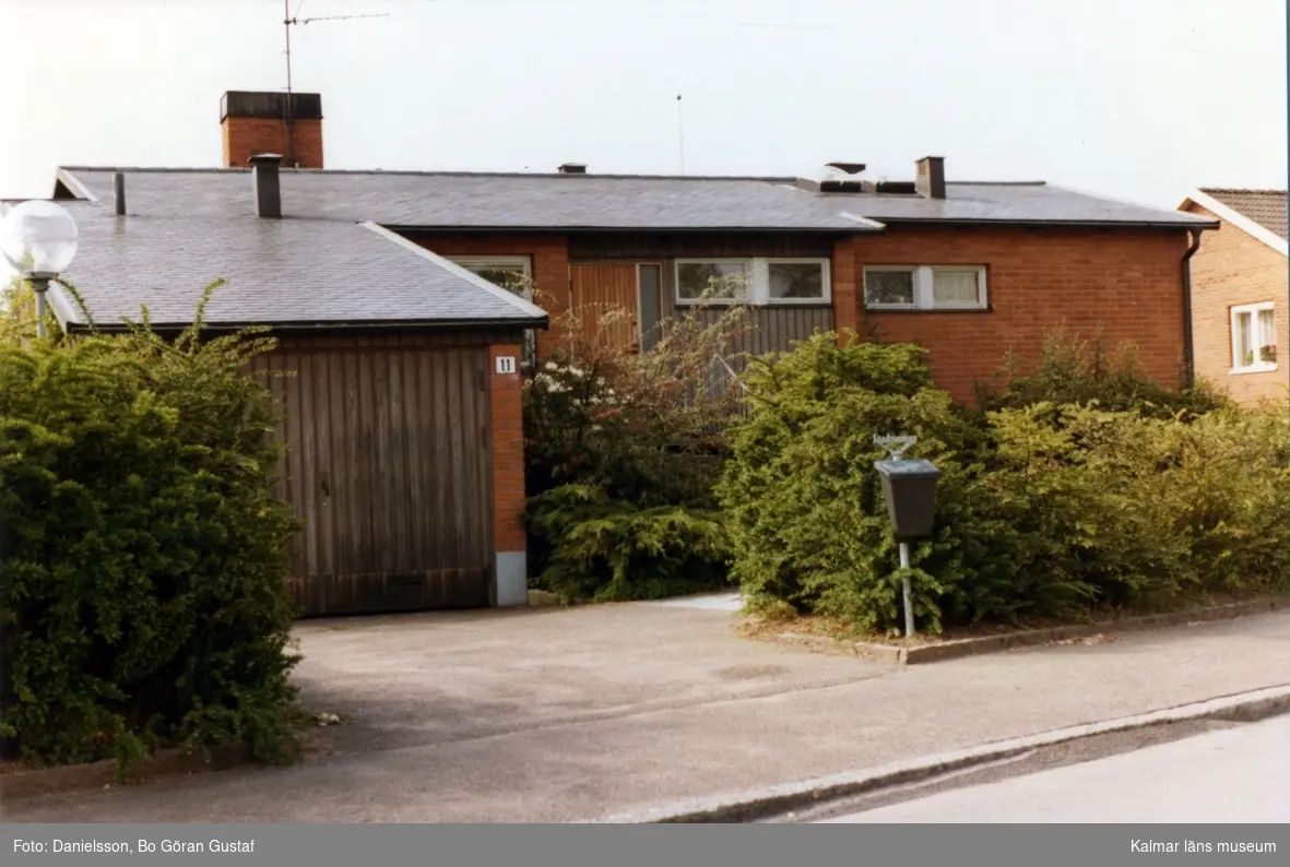 Bostadshus uppförd i tegel. Har ett garage. Adressen är Jungs väg 11, ägaren hette Lenhammar och byggmästaren var Bertil Danielsson.
