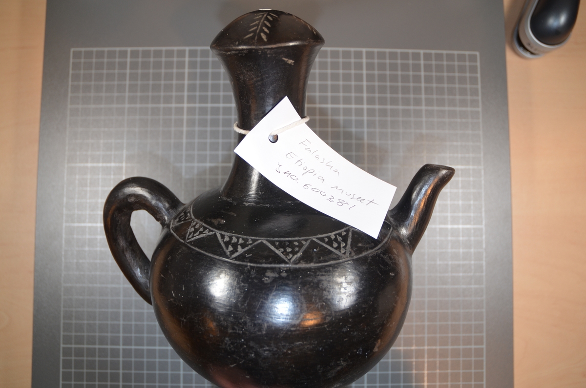 Klassisk keramisk drikke vase fra Etiopia med dekor. Produksjonsdato ukjent.
Falasha, jødisk folkegruppe i Etiopia. Det historiske navnet på det jødiske samfunnet i Etiopia er Beta Israel «Israels hus»