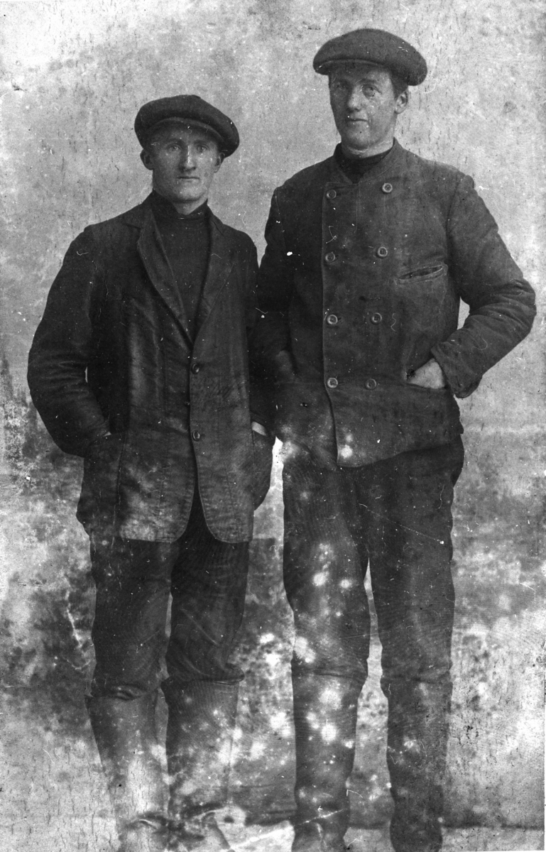 Aksel Arnesen, Sifjord og Emil Larsen, Botn i Torsken. Ca. 1915.