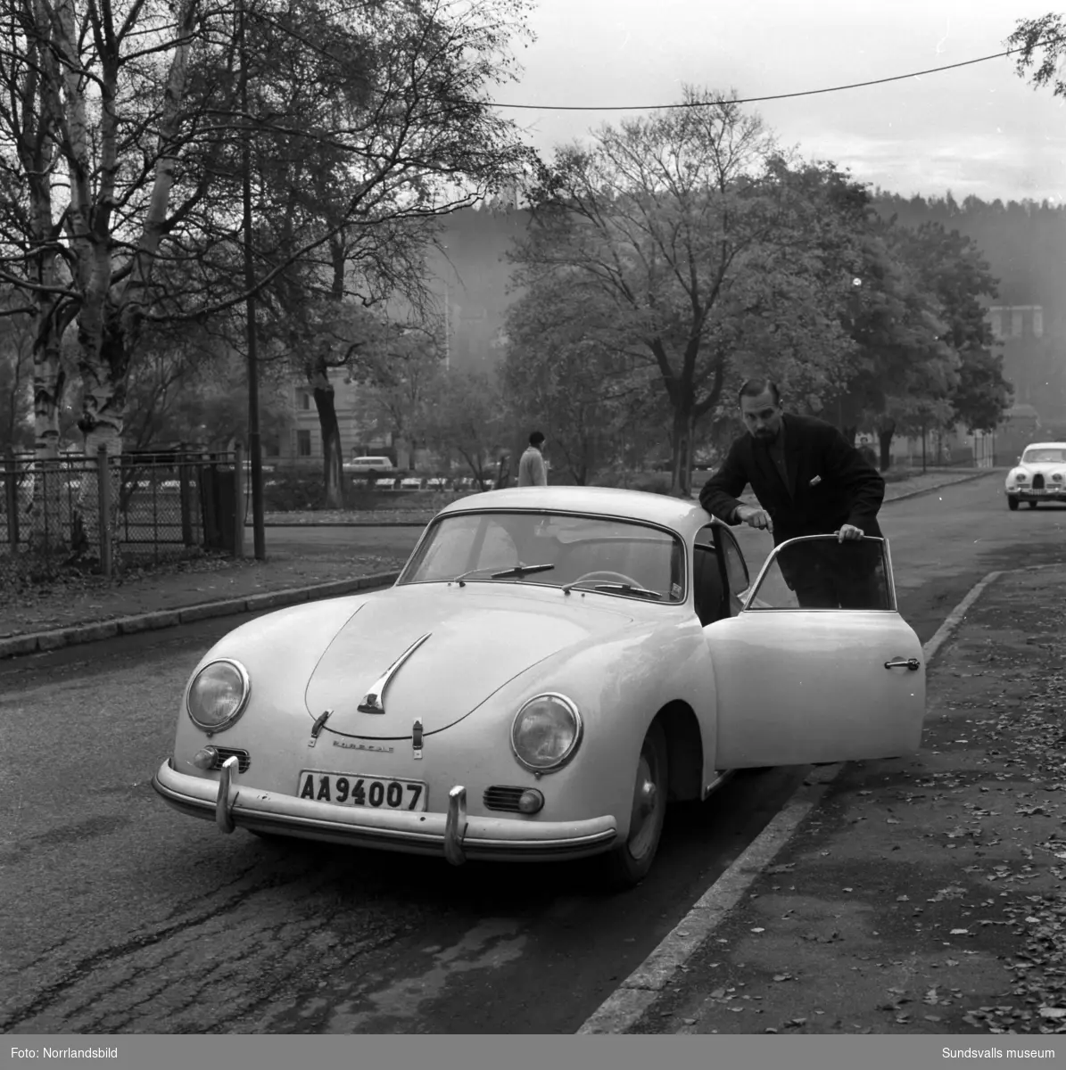 En Stockholmsregistrerad, AA94007, Porsche 356 på besök i Sundsvall. Föraren heter Olle Andersson och bilen står på Rektorsgatan nära Bünsowska tjärnen.