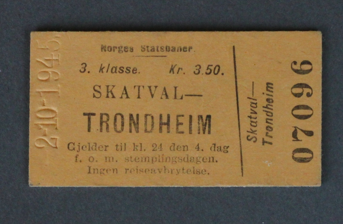Togbillett for strekningen Skatval - Trondheim 3.klasse fra 2.oktober 1945. Pris kr 3,50.