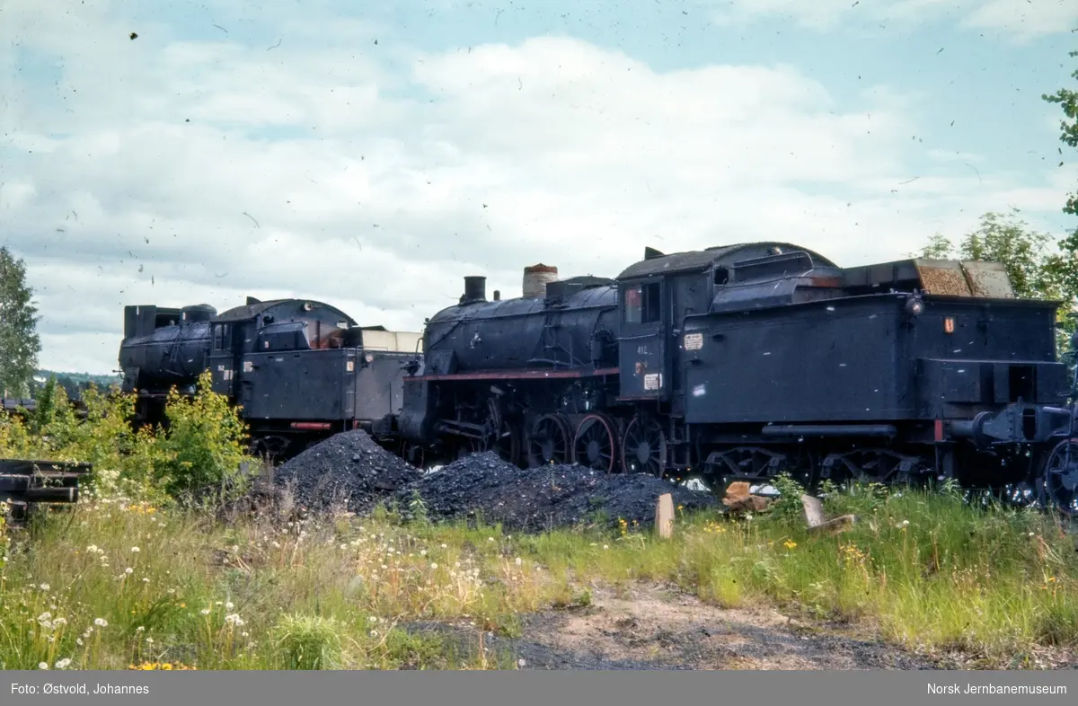Utrangerte damplokomotiver, til venstre 30b nr. 362 til høyre 26c nr. 412, på Hamar.