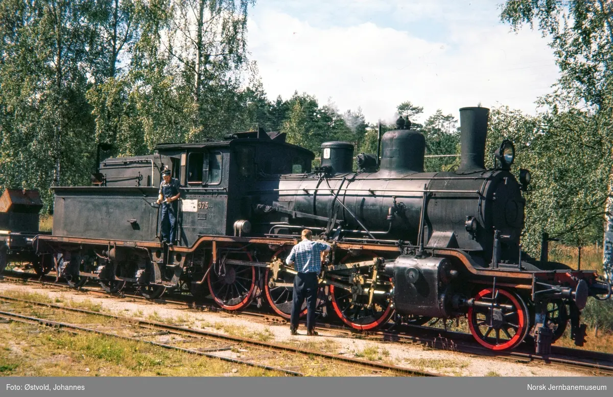 Damplokomotiv type 21c nr. 375 med godstog på Tjønnefoss stasjon på Treungenbanen.