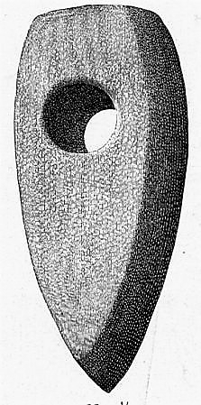 Steinøks med skafthul nærmest som Rygh type 32, men lavere mot nakken. Slepet overflate, men endel beskadiget. Funnet på Buskum høsten 1887.
