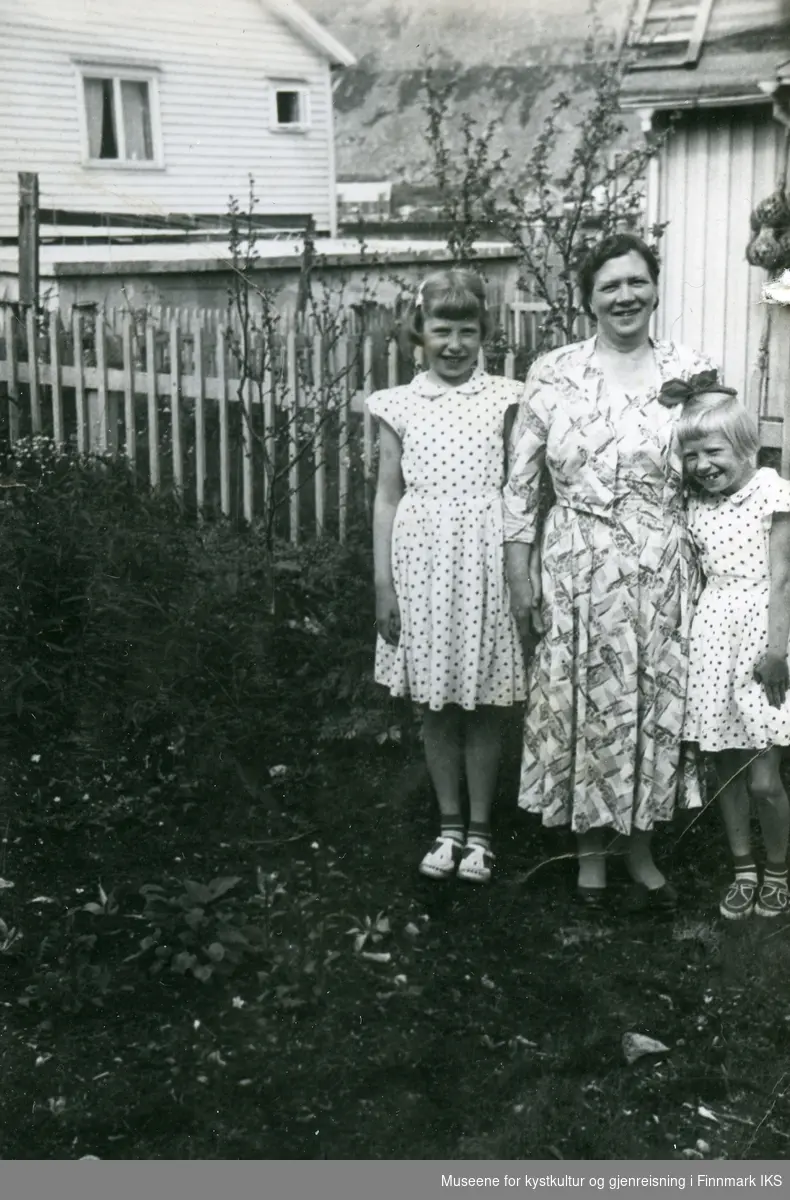 Kjøllefjord. Ferie hos familien. Ågoth Marthinsen med døtrene Vigdis (t.v.) og Bodil. Ca. 1956/57.