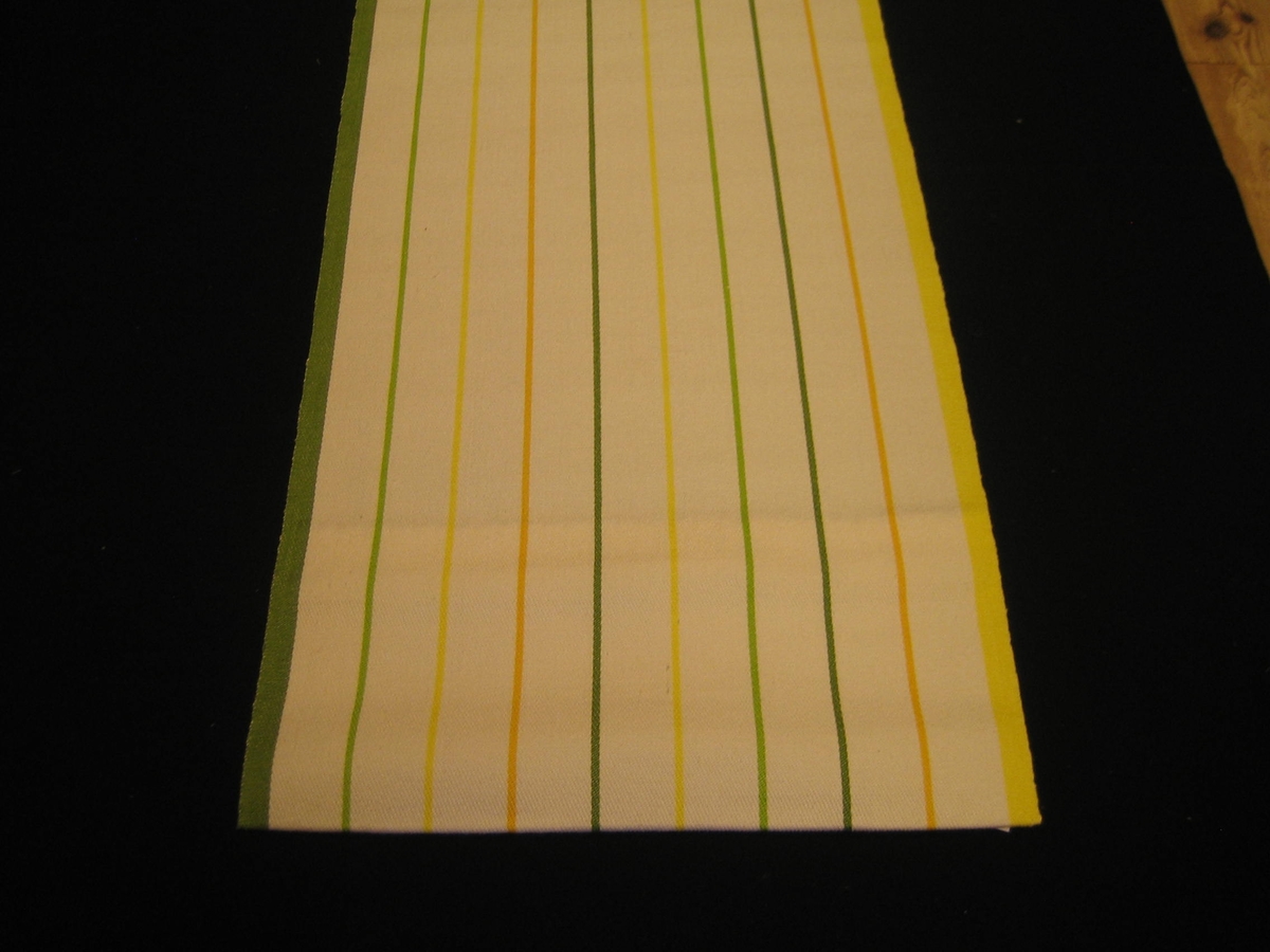 Fyra löpare Krita i olika färställningar Vit/blå/turkos/rosa, Vit/gul/blå/orange, Vit/gul/svart/grå, Vit/grön/gul/orange. Vävd i lin och kypert med varpeffekt. Varpad med 1,8 cm breda ränder i kanterna med blått/turkos, gul/blå, gul/grå respektive grön/gul 9 partier 3,5  cm breda i vitt med 0,4 cm breda ränder i turkos, rosa och blått i den första och 9 partier 4,3 cm breda i vitt med 0,4 cm breda ränder i blått/orange/gult, Svart/grått/gult respektive Grönt/gult/orange.